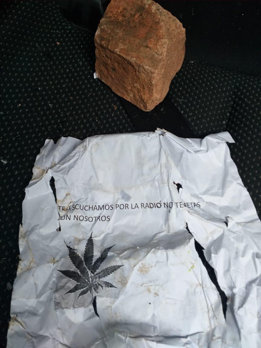 Presunta nota de amenaza dejada tras el ataque con bomba molotov. Foto: Gentileza