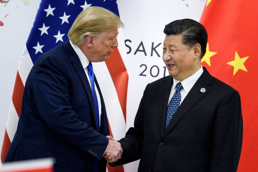 Donald Trump y Xi Jinping se dan la mano durante la cumbre de Osaka, Japón en 2019. Foto: AFP