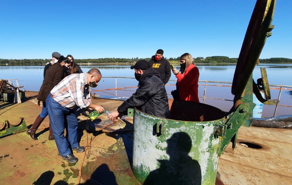 Por segunda vez fue verificado el buque varado en Itapúa, que va hundiéndose en el río Paraná. Foto: @mambiente_py