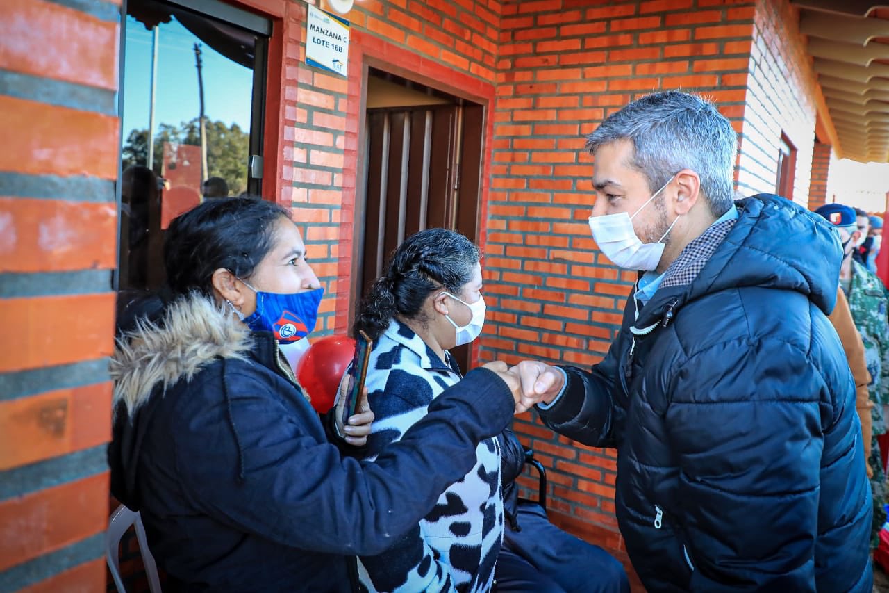 El presidente de la República, Mario Abdo Benítez, realizó la inauguración de obras y viviendas en Ayolas. Foto: @PresidenciaPy