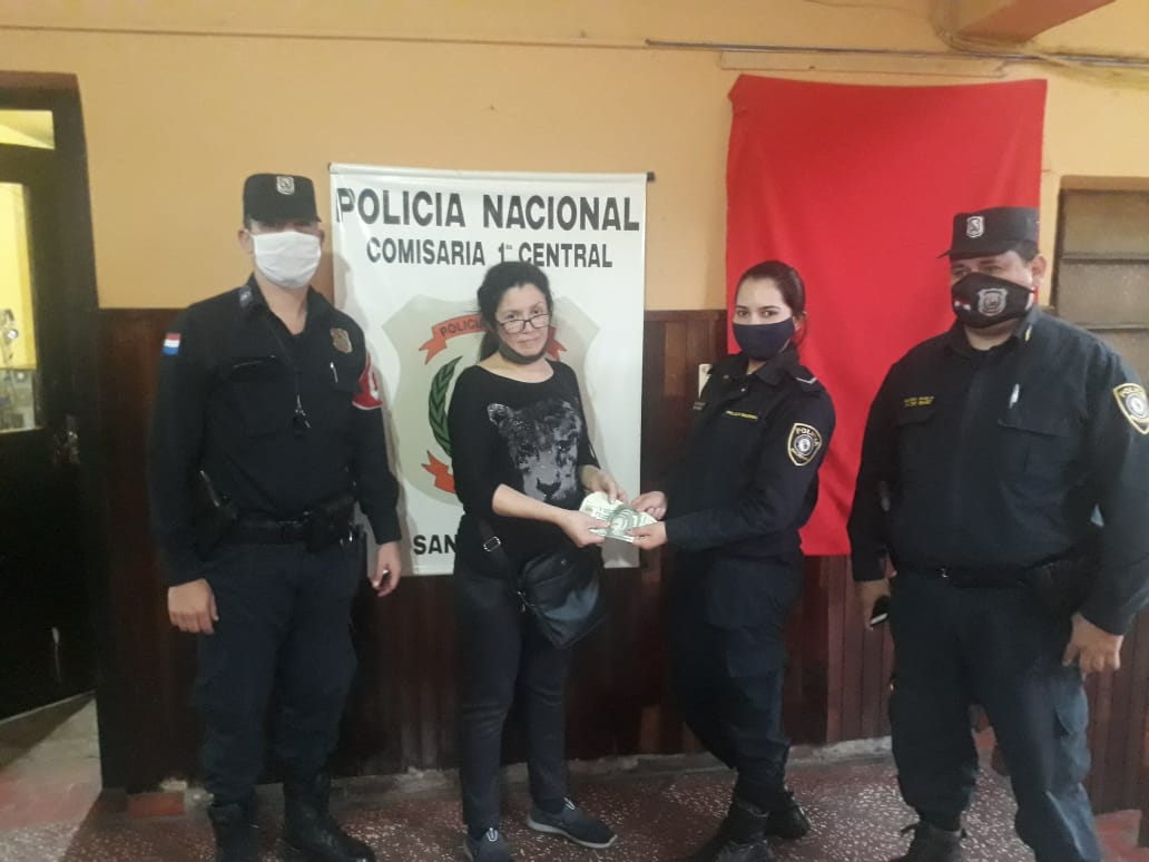 La mujer logró recuperar todos sus documentos y la totalidad del monto, del que fue despojado. Foto: @RRPPpoliciapy