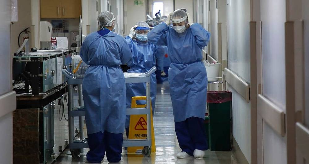 Médicos vistiendo trajes de bioseguridad en un Hospital.