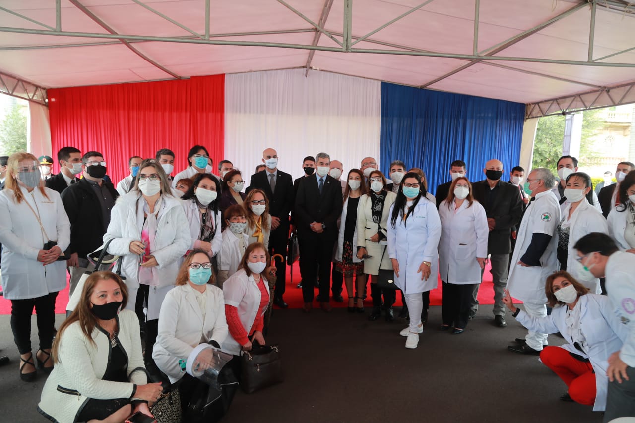 Profesionales de la salud con el ministro Julio Mazzoleni y el presidente Mario Abdo Benitez.