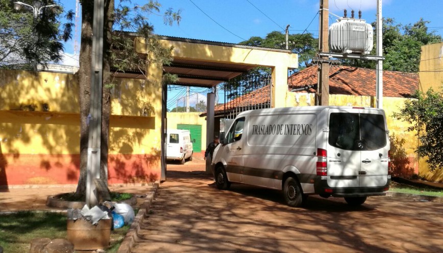 Un camión de traslado de internos ingresando a la penitenciaría regional de Ciudad del Este.
