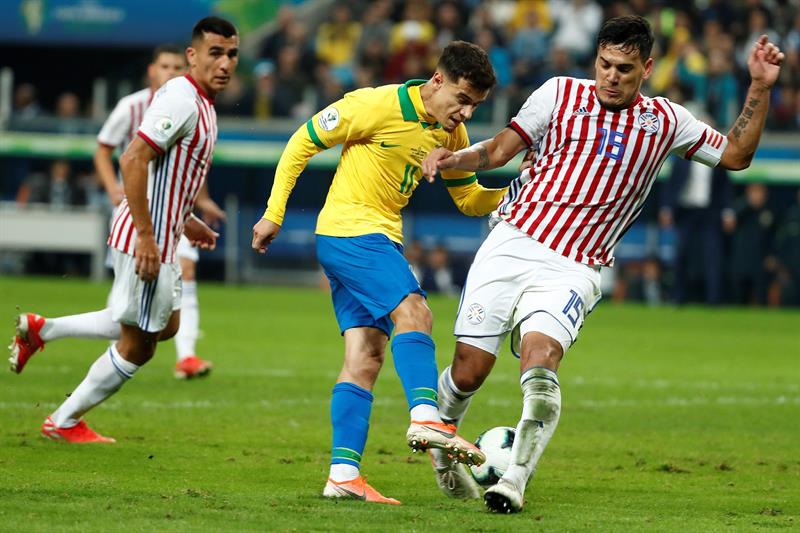 Gustavo Gómez se enfrenta por la pelota a un jugador brasileño.