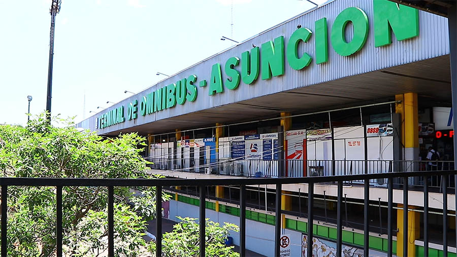Parte de la fachada de la Terminal de Ómnibus de Asunción.