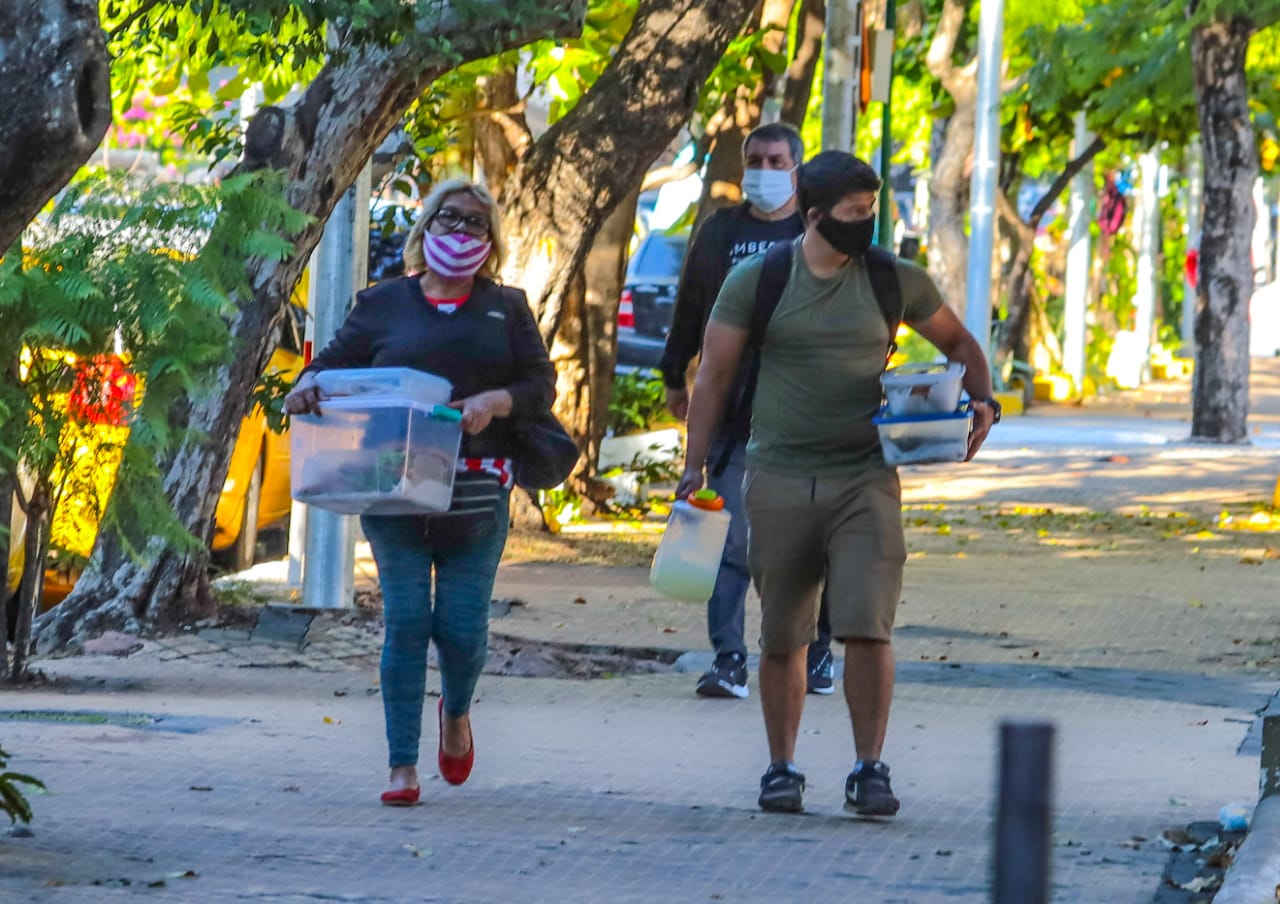 Personas caminando en las calles de Asunción utilizando tapabocas.