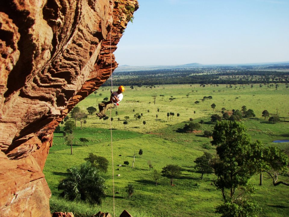 Persona escalando un cerro en Paraguay.