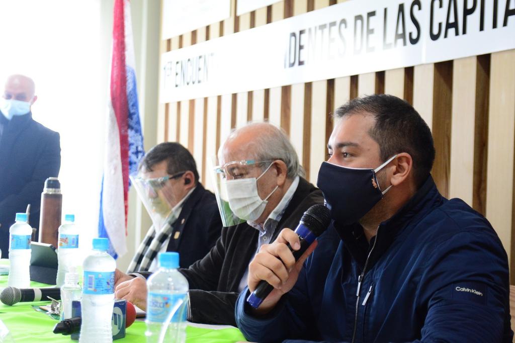 Intendente Miguel Prieto junto a otras autoridades de Alto Paraná.