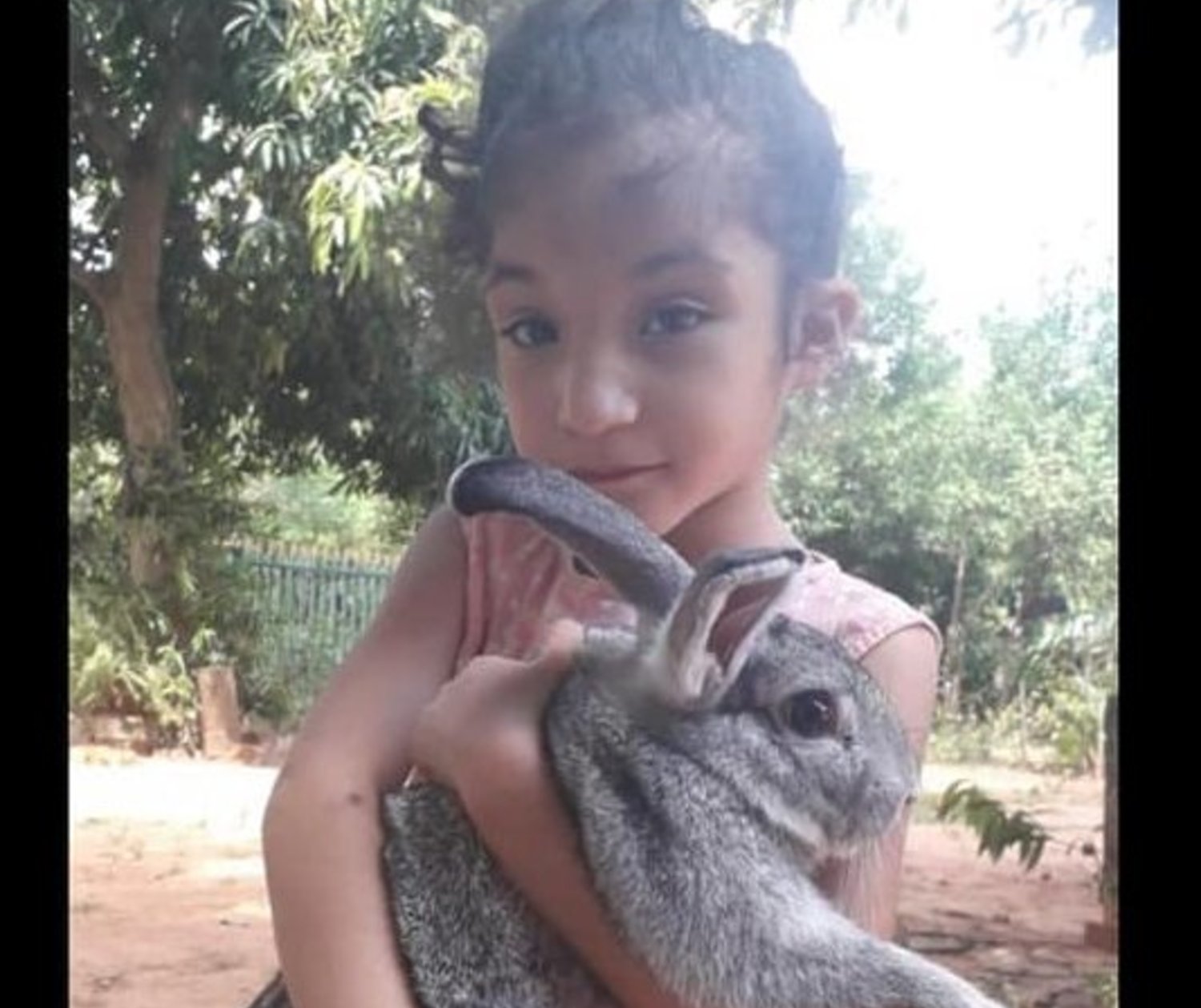 La pequeña Juliette posando con su conejo.