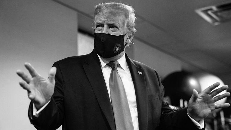 Donald Trump, en blanco y negro, utilizando un tapabocas.