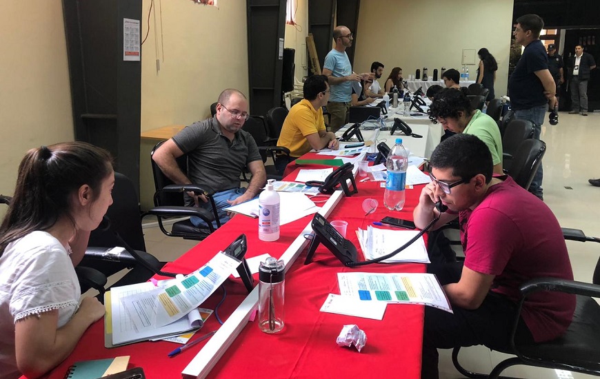 Profesionales del Ministerio de Salud y estudiantes de Medicina atienden las 24 horas a través del call center de la línea 154. Foto: Ministerio de Salud