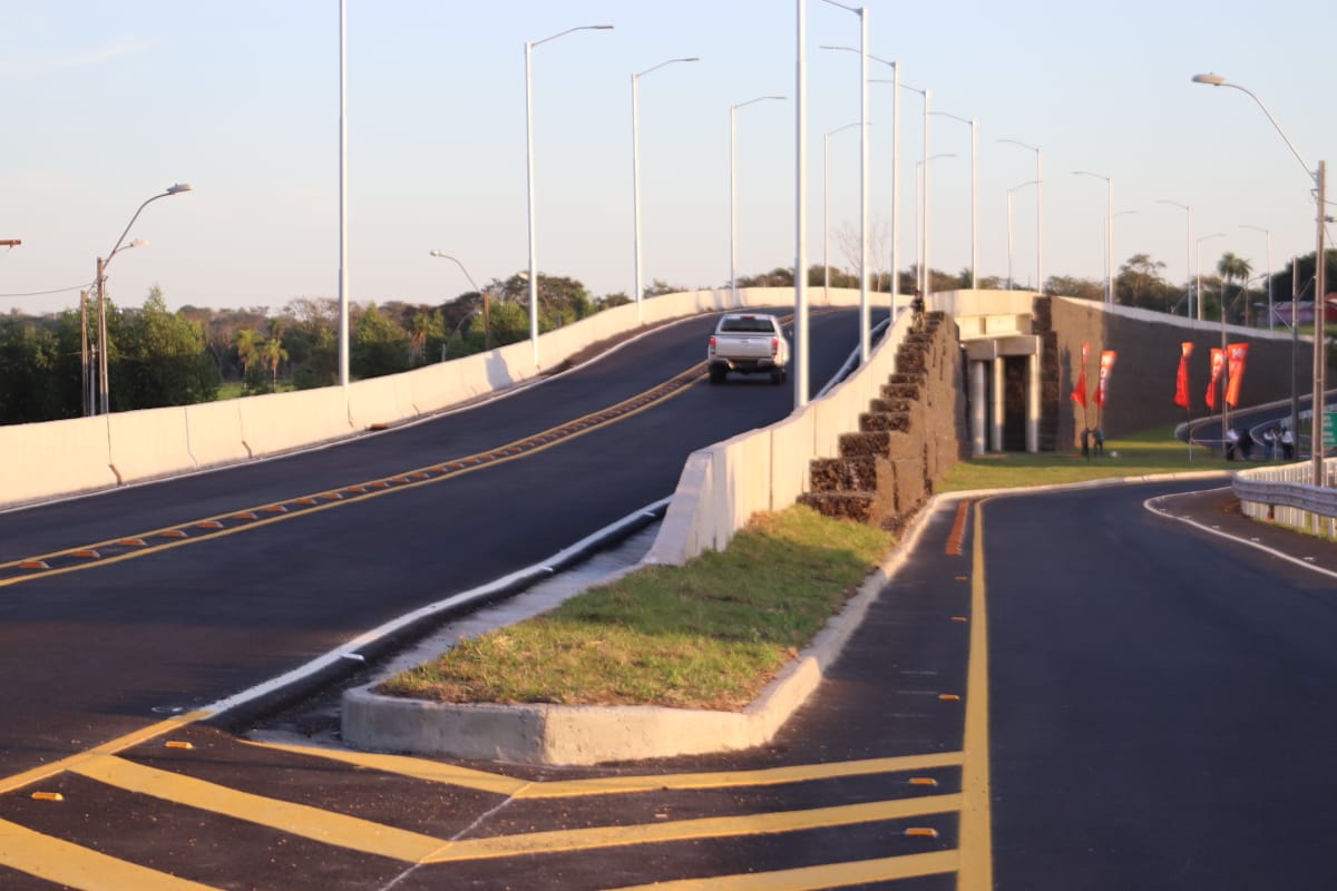 El viaducto cuenta con 66 km en su estructura principal, más dos rampas de acceso, haciendo un total de 562 metros. Foto: @mopcparaguay