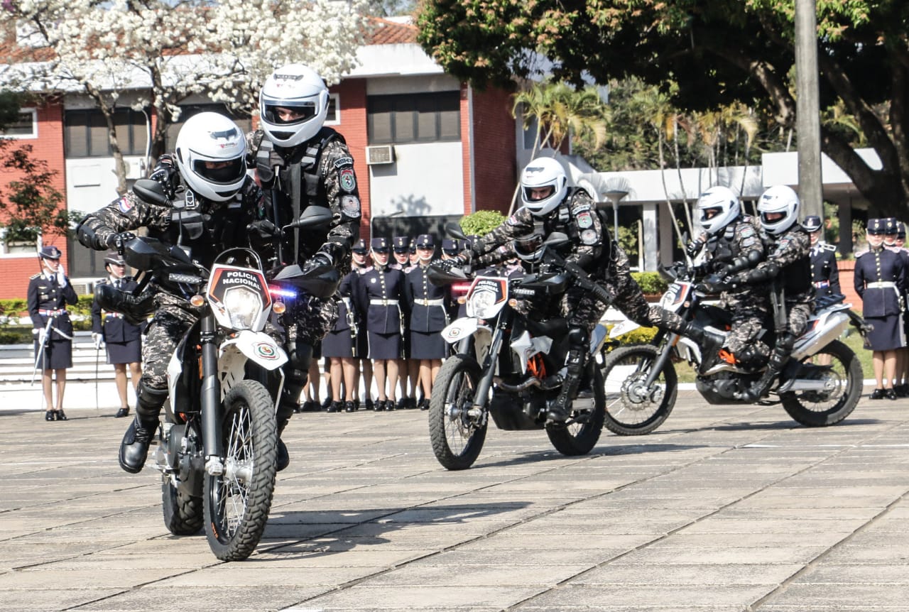 Demostración de agentes del grupo Lince en sus motocicletas.