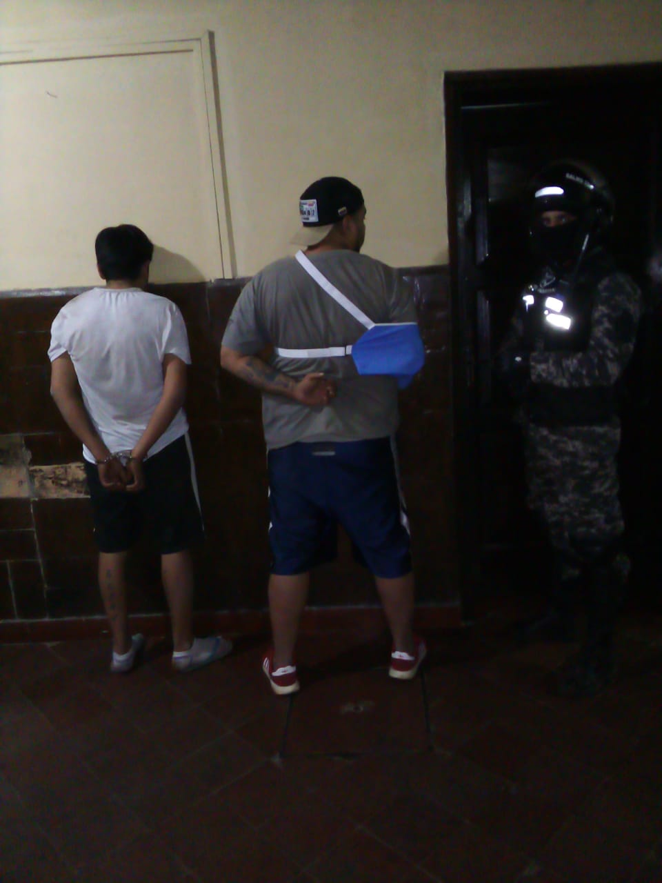 Los presuntos distribuidores de marihuana fueron detenidos por agentes del Grupo Lince. Foto: Gentileza