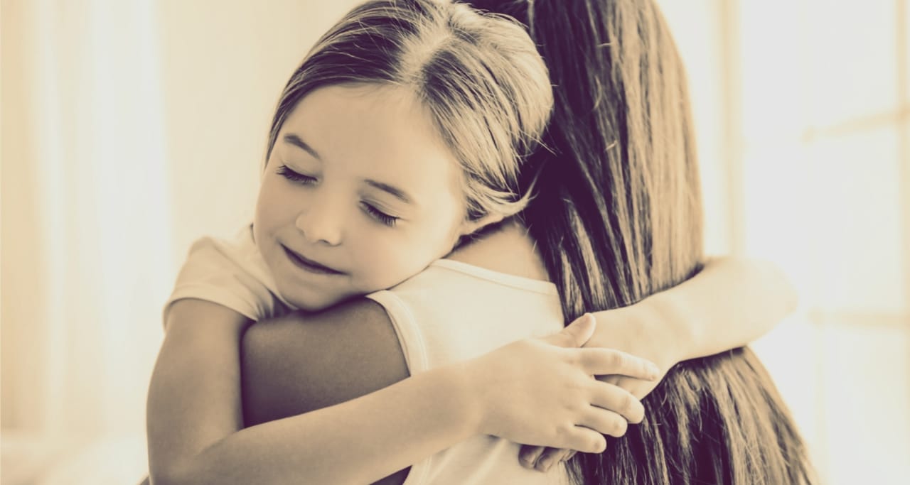 Su hija de 5 años le prometió que se abrazarían cuando lograra curarse. Foto referencial.