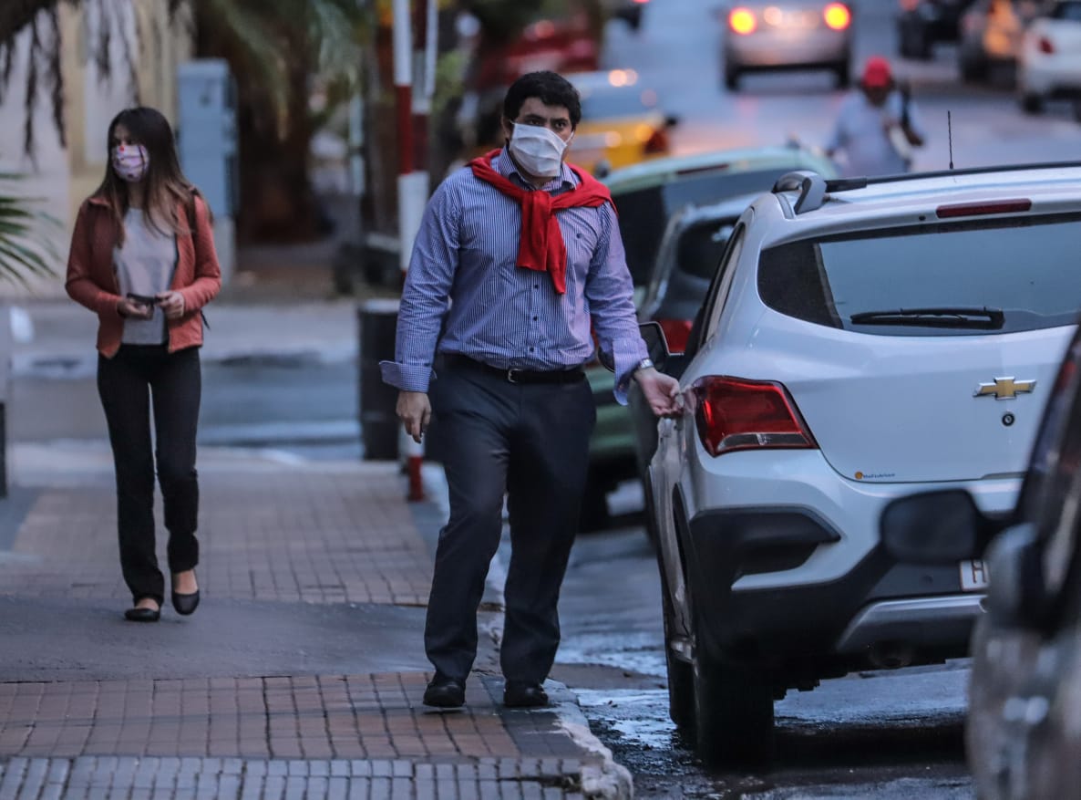 Personas en las calles de Asunción usando mascarillas.