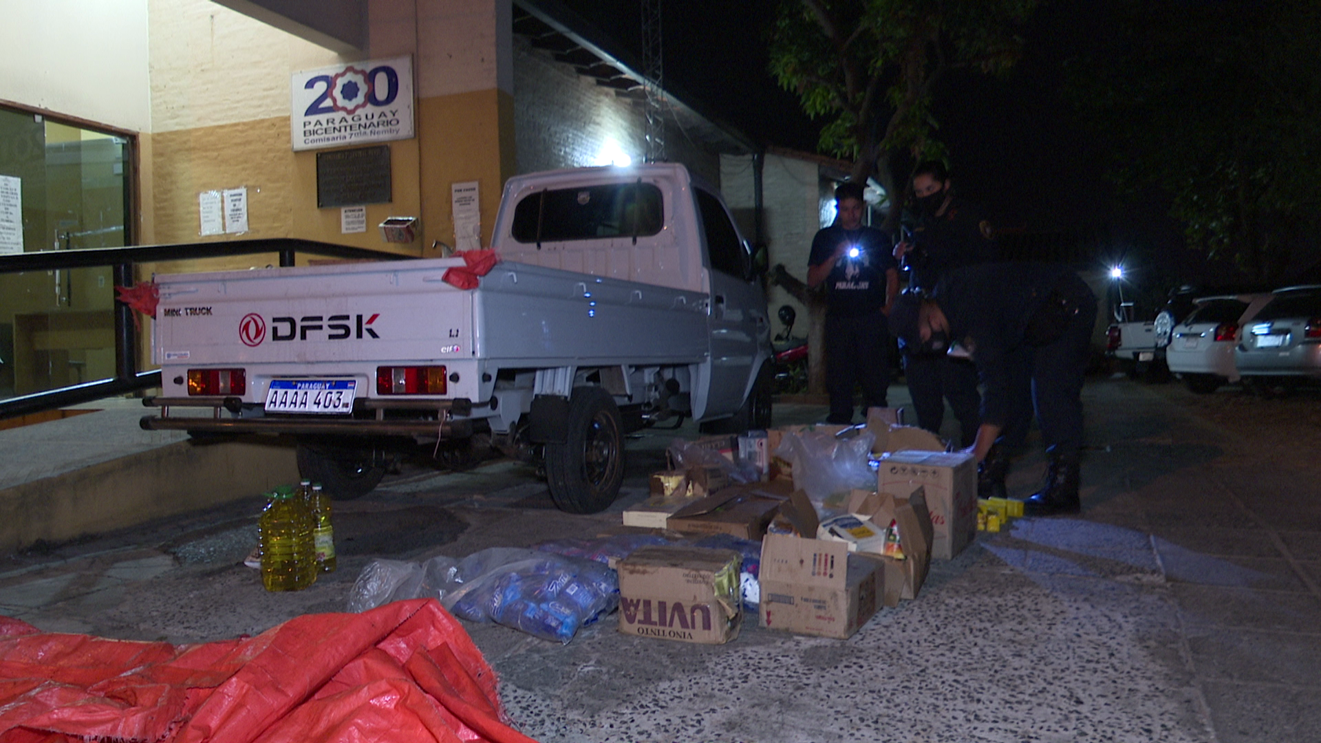 Los agentes policiales detuvieron al conductor de un pequeño camión con productos de presunto contrabando.