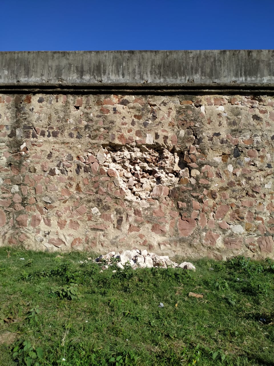 Parte del muro perimetral de la cárcel de Concepción se desprendió. La seguridad en la zona fue reforzada. Foto: Ministerio de Justicia