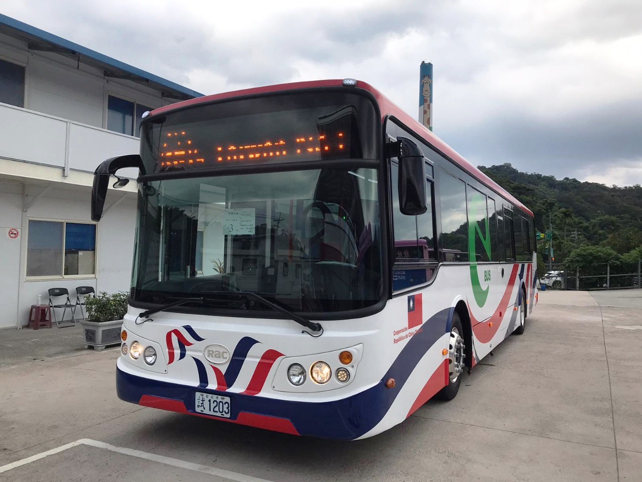 Bus eléctrico donado por Taiwán, de color blanco con líneas rojas y azules, y carteles led que indican hacia que dirección se dirigen.