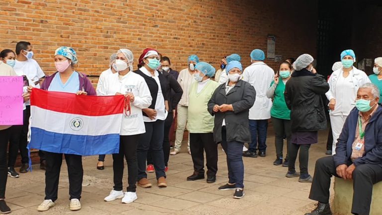 Funcionarios de salud de Concepción se manifestaron exigiendo gratificación por exposición al Covid-19. Foto: Concepción al día