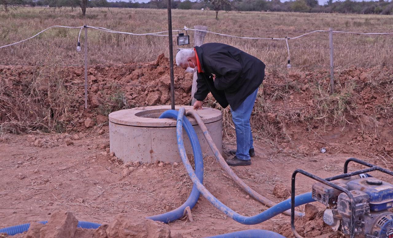Ministro Wiens revisando el pozo de agua proveniente de los acueductos.