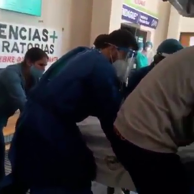 Según la denuncia, la paciente estuvo una hora sin recibir asistencia. Foto: Captura de video.