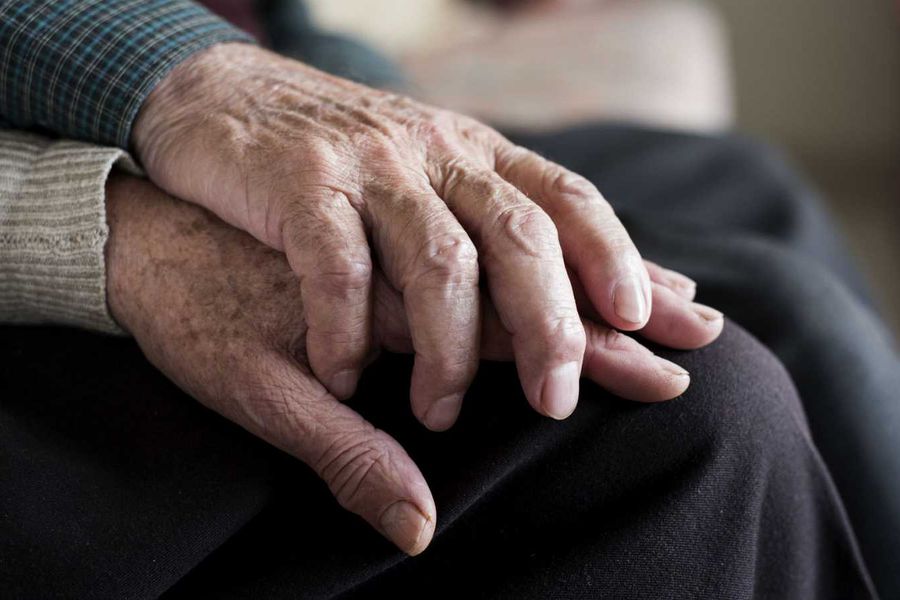 Debido al deterioro gradual que se da en el sistema inmunitario, los adultos mayores son quienes presentan mayor riesgo de desarrollar una forma grave del Covid-19. Foto referencial.