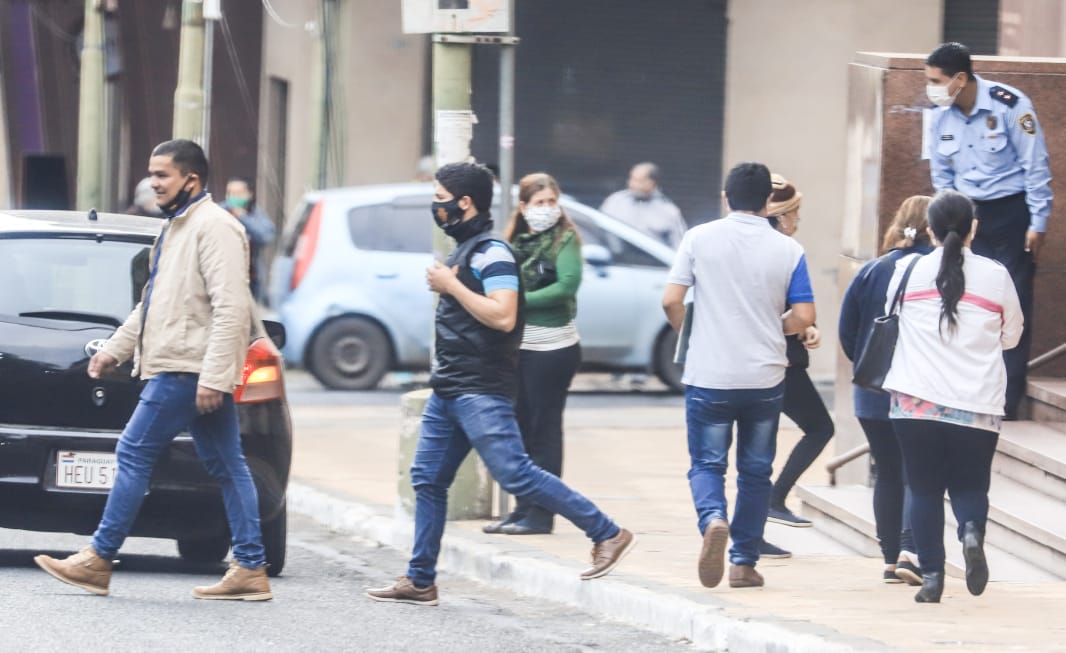 Personas caminando en las calles de Asuncion.