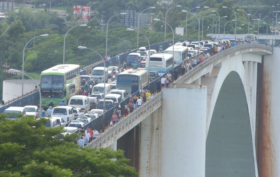 Puente de la Amistad con mucho tránsito vehicular.