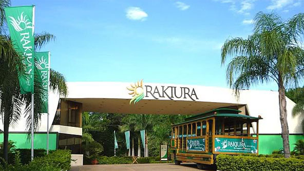 Fachada de la entrada al club Rakiura, con un carrito con el logo de Rakiura.