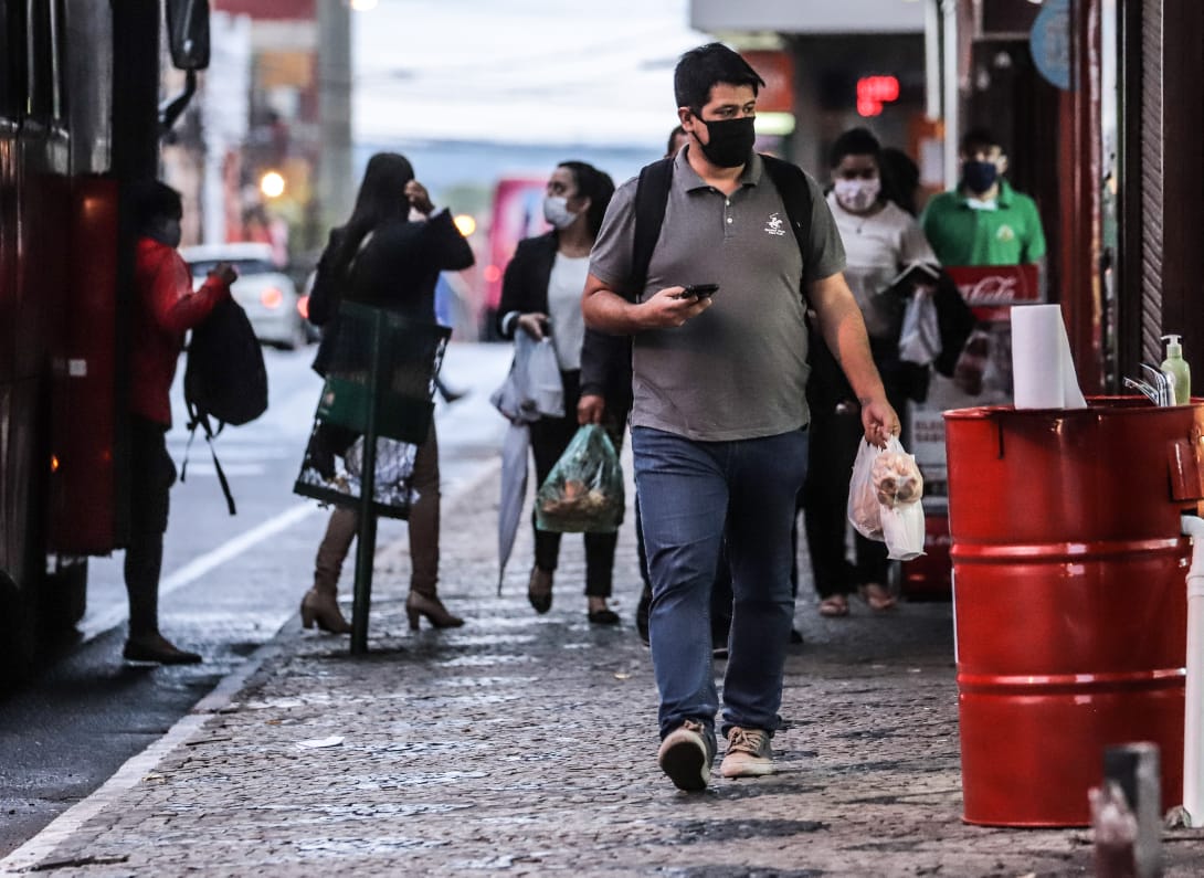 Personas caminando en las calles de Asunción con tapabocas.