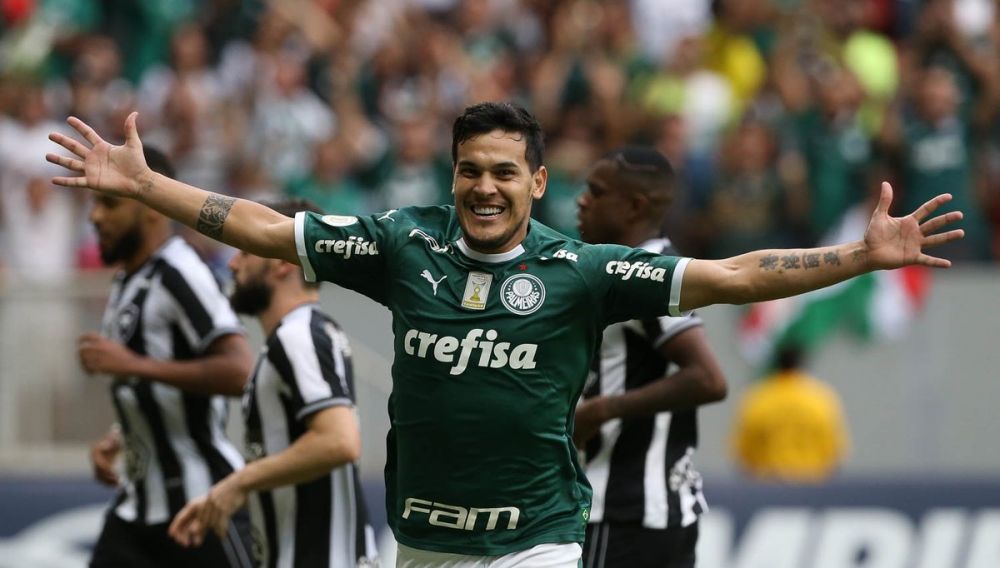 Gustavo Gomez vistiendo la camiseta del Palmeiras, festejando un gol.