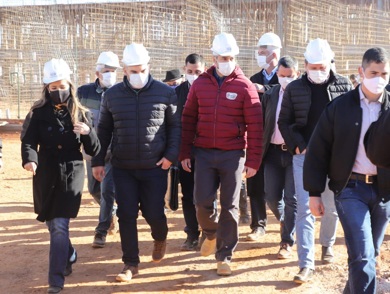 El presidente de la República, Mario Abdo Benítez, durante su recorrido por las futuras sedes penitenciarias de Emboscada. Foto: Presidencia