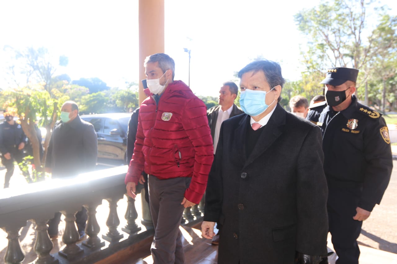 El presidente de la República, Mario Abdo Benítez, junto al ministro del Interior, Euclides Acevedo. Foto: @minteriorpy