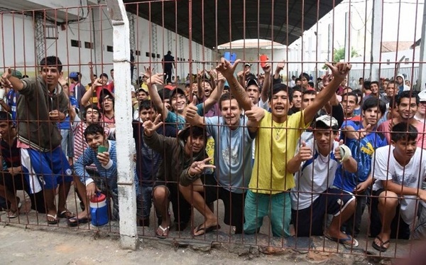 Presos hacinados de Tacumbú detrás de las rejas.
