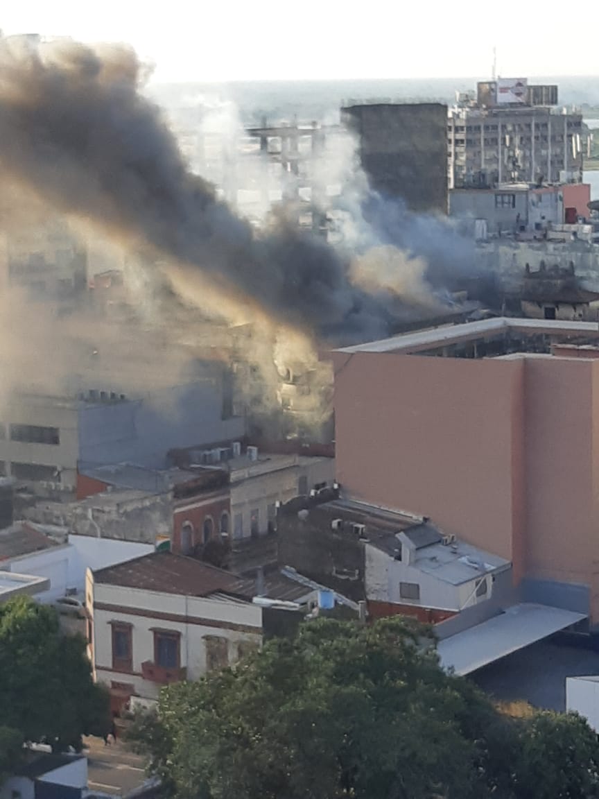 Reportan un incendio en el ex cine Victoria ubicado en el microcentro de Asunción. Foto: Gentileza