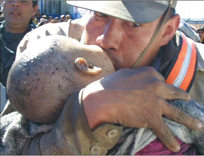 Una foto que recorrió el mundo. El oficial Juan Duarte realizando los primeros auxilios a una criatura.