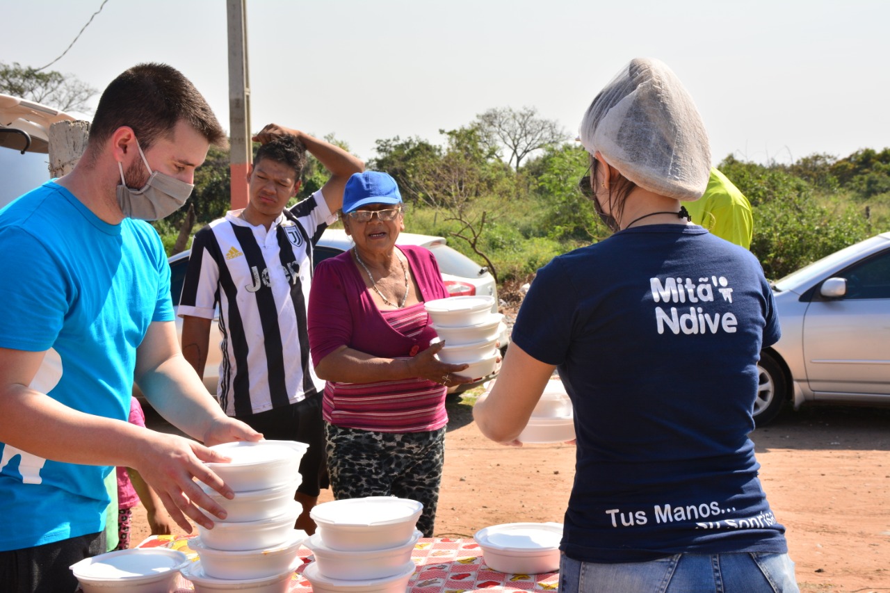 Integrantes del Grupo Mitã'i ndive llegaron hasta el Bañado Sur con la olla popular. Foto: Gentileza