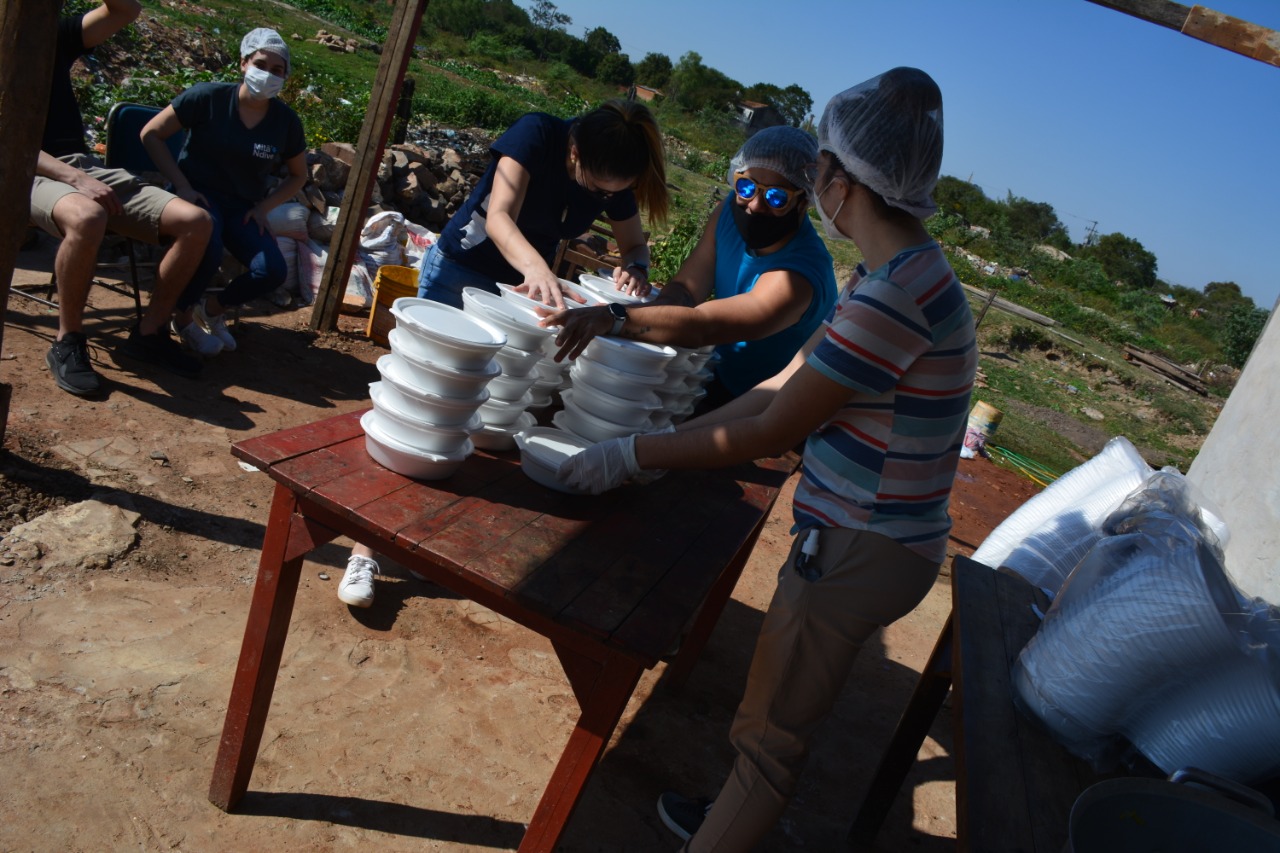 Integrantes del Grupo Mitã'i ndive llegaron hasta el Bañado Sur con la olla popular. Foto: Gentileza