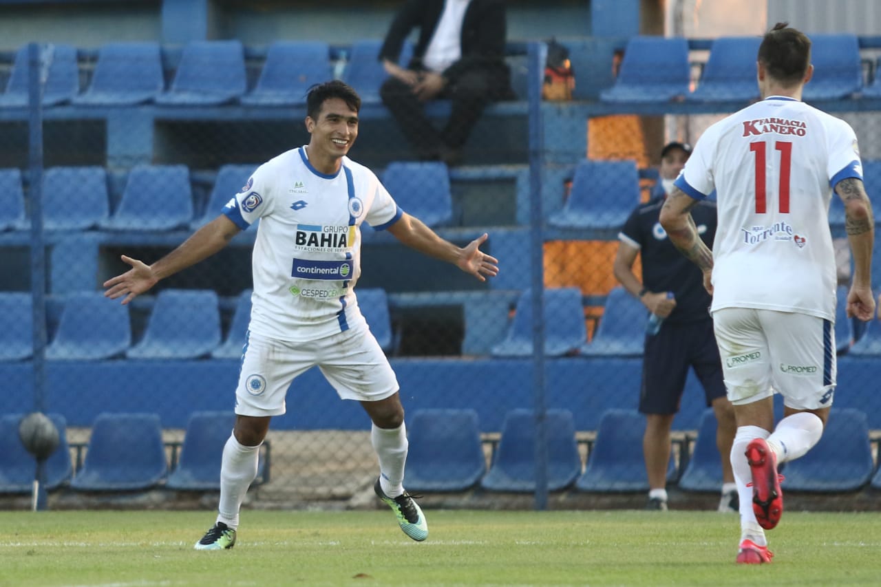 Jugadores del 12 de Octubre festejando un gol.