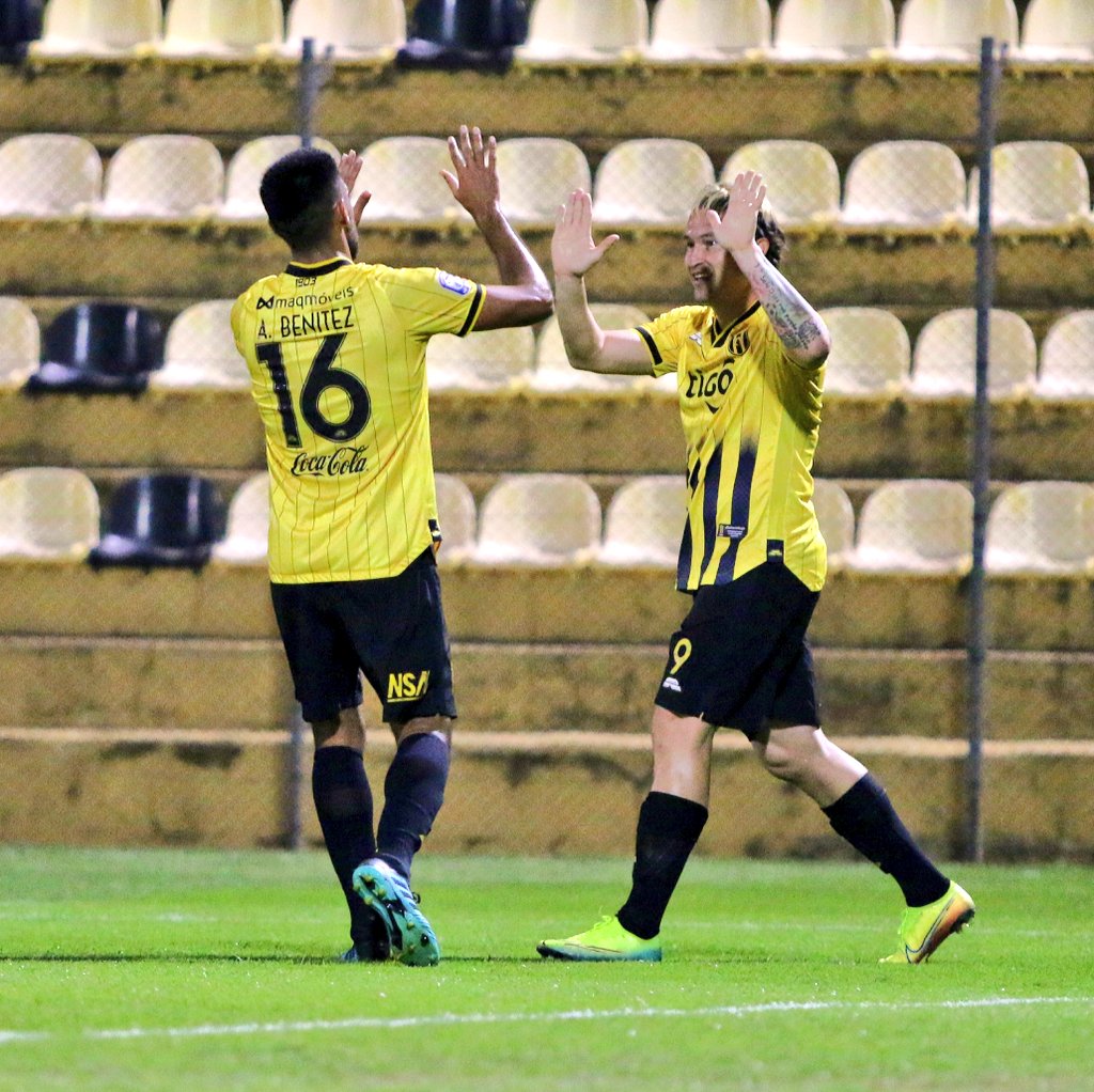 Jugadores de Guaraní festejando un gol.