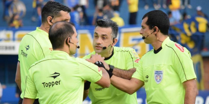 Foto de referencia. Árbitros preparándose para dirigir un partido.