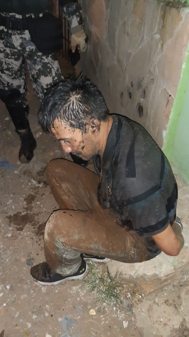 Uno de los detenidos. Los dos presuntos tortoleros fueron perseguidos hasta el barrio La Chacarita de Asunión. Foto: Gentileza