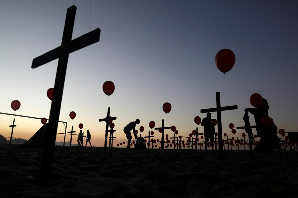 La ONG Río de Paz realizó un homenaje a las víctimas del Covid-19 en la playa de Copacabana. Foto: REUTERS/Ricardo Moraes
