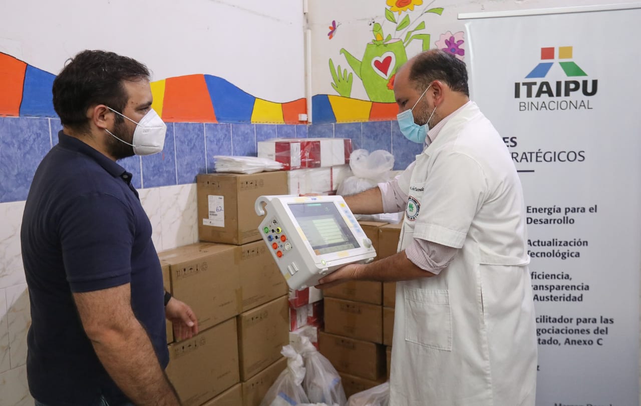 Director del Hospital de Barrio Obrero, Dr. Derlis León, recibiendo los monitores de parte de Itaipú.