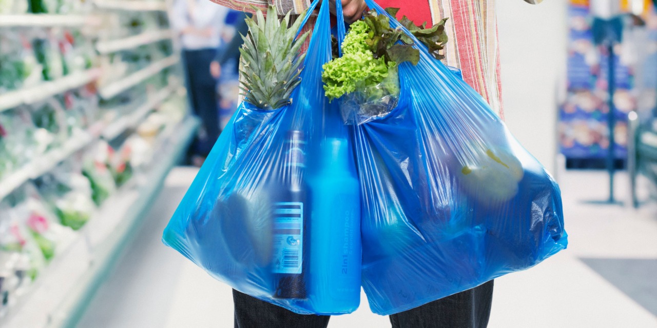 Imagen ilustrativa. Bolsas de plástico siendo utilizadas en un supermercado para cargar las compras.
