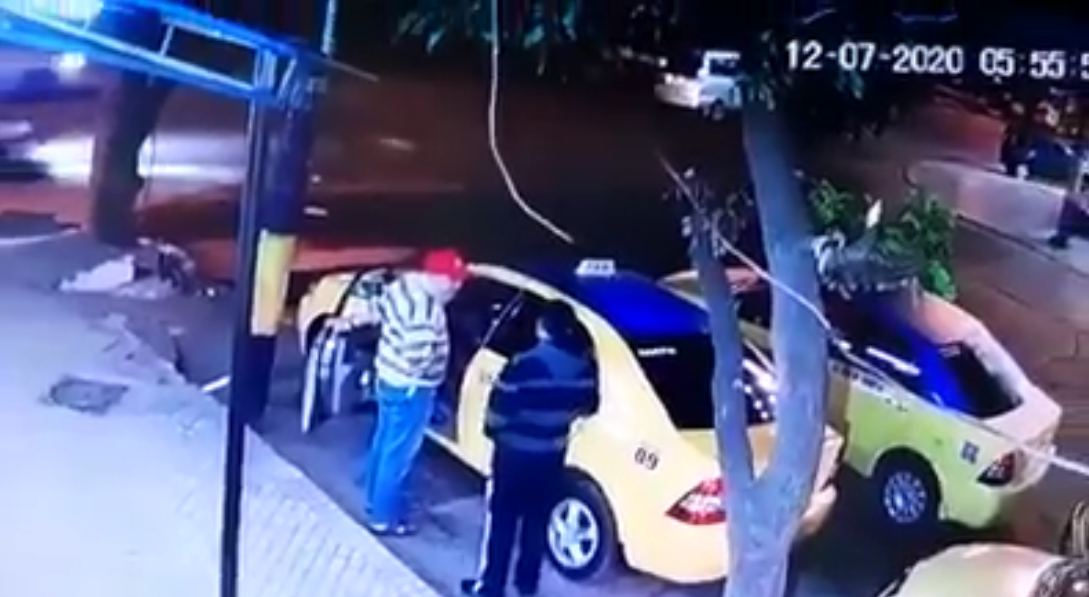 Los delincuentes abordan los taxis simulando ser clientes. Foto: Captura de video