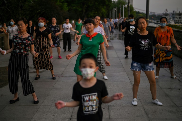 Personas bailando en las calles cerca del río Yangtsé en Wuhan (China) el 4 de agosto de 2020. Foto: AFP / Héctor Retamal