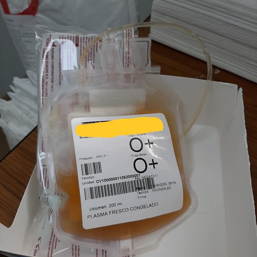 Bolsa de plasma convaleciente en proceso de transfusión a paciente con Covid-19.